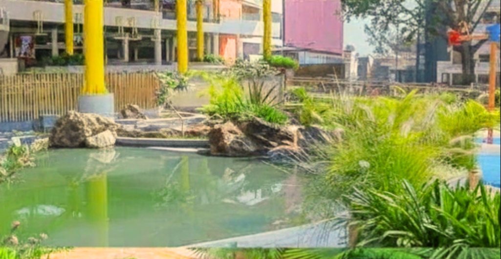 Mall courtyard with water feature